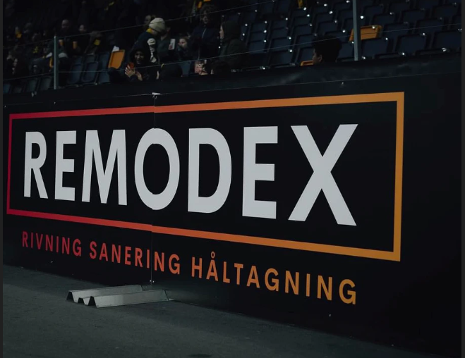 Remodex sponsringsskylt på hockeyarena
