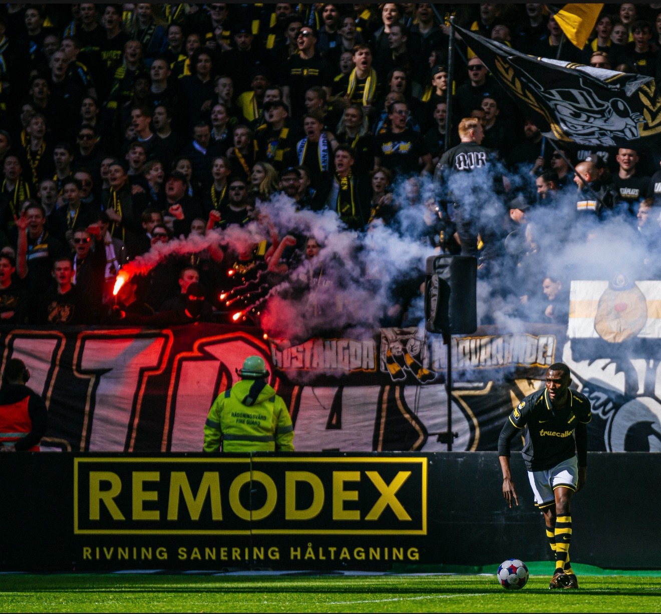 Remodex sponsorskylt på sargen under en match